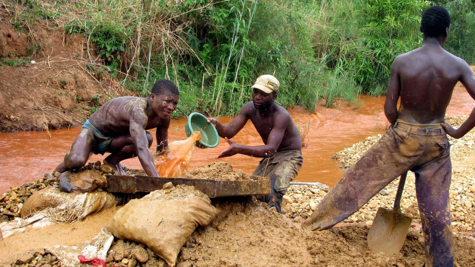 Garimpo exploracao mineracao artesanal.jpg