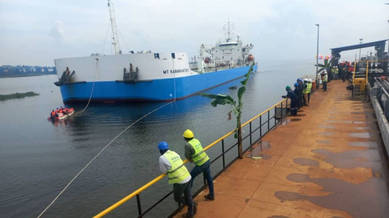 Quenia vai construir mais tres navios para transportar combustivel para o Uganda.jpg