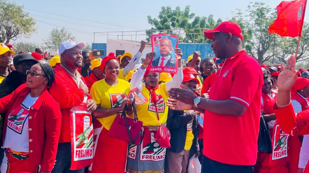 Daniel Chapo candidato presidencial da Frelimo sauda membros e simpatizantes no distrito de Barue pr.jpeg